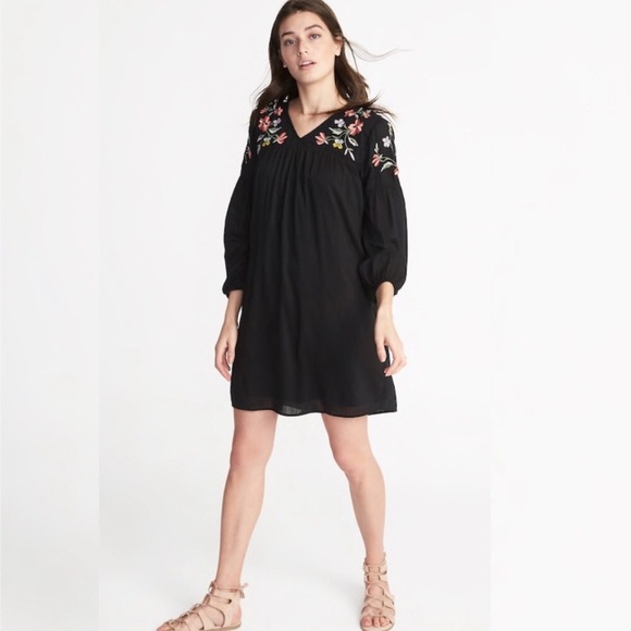 Old Navy Dresses & Skirts - ❄️BYE BYE SOON❄️Shift Dress w Floral Embroidered